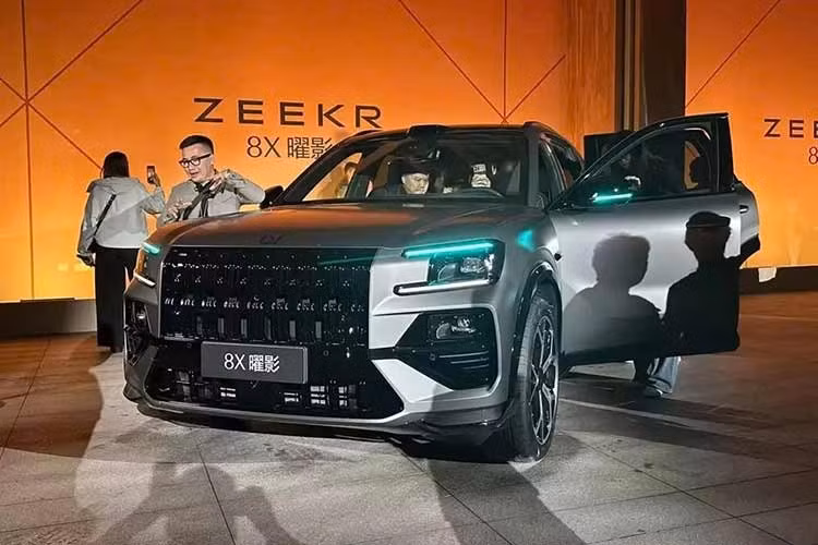 Không chỉ thông số vận hành mà thiết kế và kích thước của Zeekr 8X cũng khá ấn tượng. Xe sở hữu kích thước dài x rộng x cao lần lượt 5.100 x 1.998 x 1.780 mm và chiều dài cơ sở 3.069 mm. Xe thuộc phân khúc SUV cỡ lớn nhưng vẫn nhỏ hơn đôi chút so với mẫu đầu bảng Zeekr 9X. Zeekr là thương hiệu chuẩn bị bán xe tại thị trường Việt Nam trong năm nay và dự đoán mẫu xe này sẽ sớm về Việt Nam.