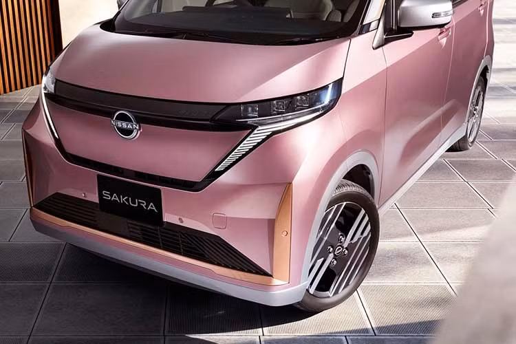 Cản trước của mẫu xe điện cỡ nhỏ này cũng được tinh chỉnh với các đường nét sắc sảo hơn và những chi tiết dọc hai bên nổi bật hơn. Cụm đèn pha LED được giữ nguyên, tương tự phần sườn xe và phía sau. Đáng chú ý, những nâng cấp này chỉ áp dụng cho các phiên bản X và G của Nissan Sakura 2026.