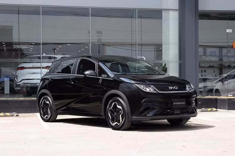BYD Việt Nam chính thức trình làng mẫu hatchback thuần điện Dolphin 2026. Xe nhập khẩu Thái Lan với 1 phiên bản duy nhất cùng giá bán 569 triệu đồng. Tuy nhiên, 1.000 khách hàng đầu tiên mua xe BYD Dolphin mới sẽ được nhận giá ưu đãi chỉ 499 triệu đồng, rẻ hơn 70 triệu so với giá gốc.