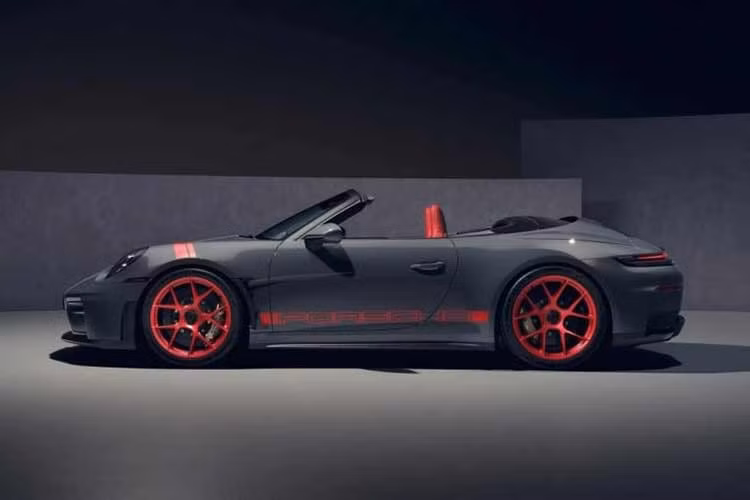 Điểm tạo nên sự khác biệt cho gói nâng cấp Street Style có giá trị quy đổi gần 2 tỷ đồng nằm ở những tinh chỉnh tinh tế về mặt thị giác. Ngoại thất xe được trang bị hệ thống đèn Matrix LED tối màu hiện đại, kết hợp cùng các điểm nhấn màu đỏ Pyro Red tại hốc bánh trước và bộ tem Porsche chạy dọc thân xe.