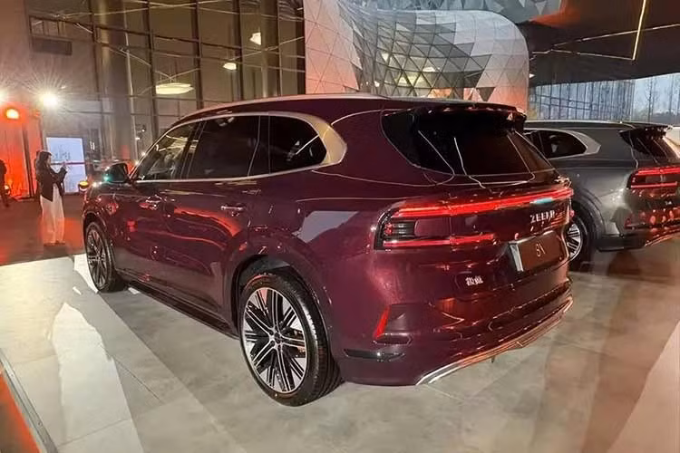 Về thiết kế, 8X tiếp tục được áp dụng ngôn ngữ tạo hình hiện tại của thương hiệu Zeekr với lưới tản nhiệt cỡ lớn dựng đứng, cụm đèn pha tách tầng và cảm biến LiDAR tích hợp trên nóc phục vụ hệ thống hỗ trợ lái nâng cao. Tổng thể thiết kế nhấn mạnh dáng vẻ cao ráo, bề thế và thân xe tối giản hơn so với các mẫu SUV truyền thống.