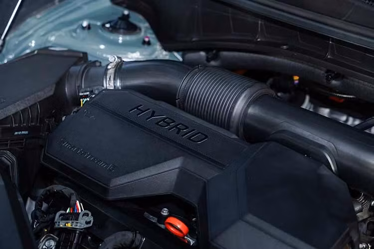 Ngoài ra, Kia Sorento Hybrid 2026 còn sở hữu hệ thống kiểm soát chuyển động E-VMC tương tự Kia Carnival Hybrid. E-VMC tích hợp ba chức năng chính, bao gồm hỗ trợ ổn định thân xe khi vào cua, tăng khả năng xử lý khi cần tránh chướng ngại vật và cải thiện độ cân bằng khi đi qua gờ giảm tốc.