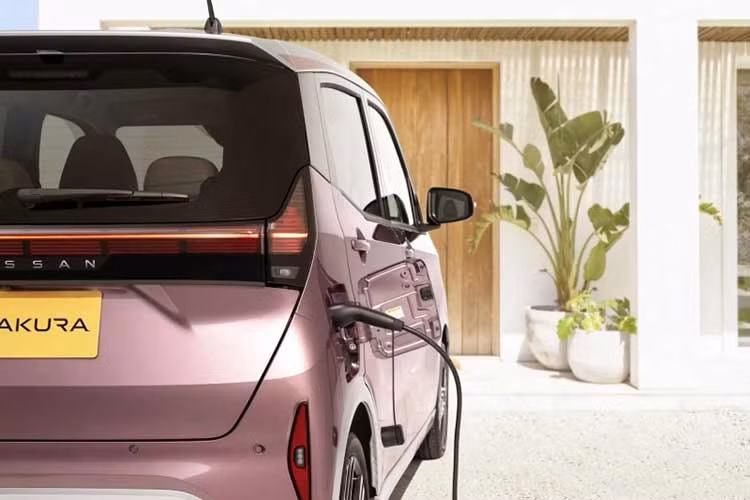 Phiên bản nâng cấp của mẫu xe kei car thuần điện này hiện đã nhận đặt hàng tại Nhật Bản. Những chiếc xe đầu tiên dự kiến sẽ được bàn giao vào mùa hè năm nay. Giá bán của Nissan Sakura 2026 tại thị trường nội địa dao động từ 2.448.600-2.998.600 Yên (khoảng 490-600 triệu đồng).