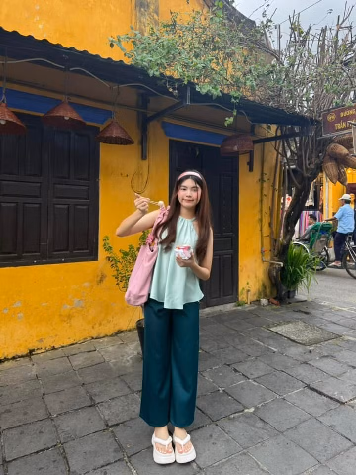 MC Quyền Linh từng chia sẻ rằng Hạt Dẻ chính là "thông dịch viên" của anh mỗi khi cần giao tiếp bằng tiếng Anh. Nhờ khả năng ngôn ngữ linh hoạt cùng tư duy nhanh nhạy, ái nữ út nhà Quyền Linh luôn tạo được ấn tượng mạnh mẽ với những người xung quanh.