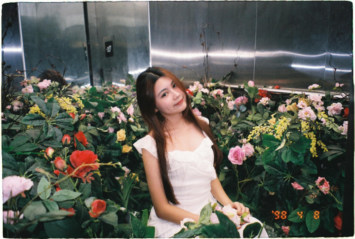 Hiện tại, Hạt Dẻ đang bước vào những năm cuối cấp Trung học phổ thông. Theo thông tin từ website chính thức của trường, mức học phí dành cho học sinh lớp 12 trong năm học 2024-2025 lên đến khoảng 627 triệu đồng/năm. Được học tập trong môi trường giáo dục chuẩn quốc tế từ nhỏ, cô bé không chỉ có nền tảng học vấn vững chắc mà còn thông thạo tiếng Anh.