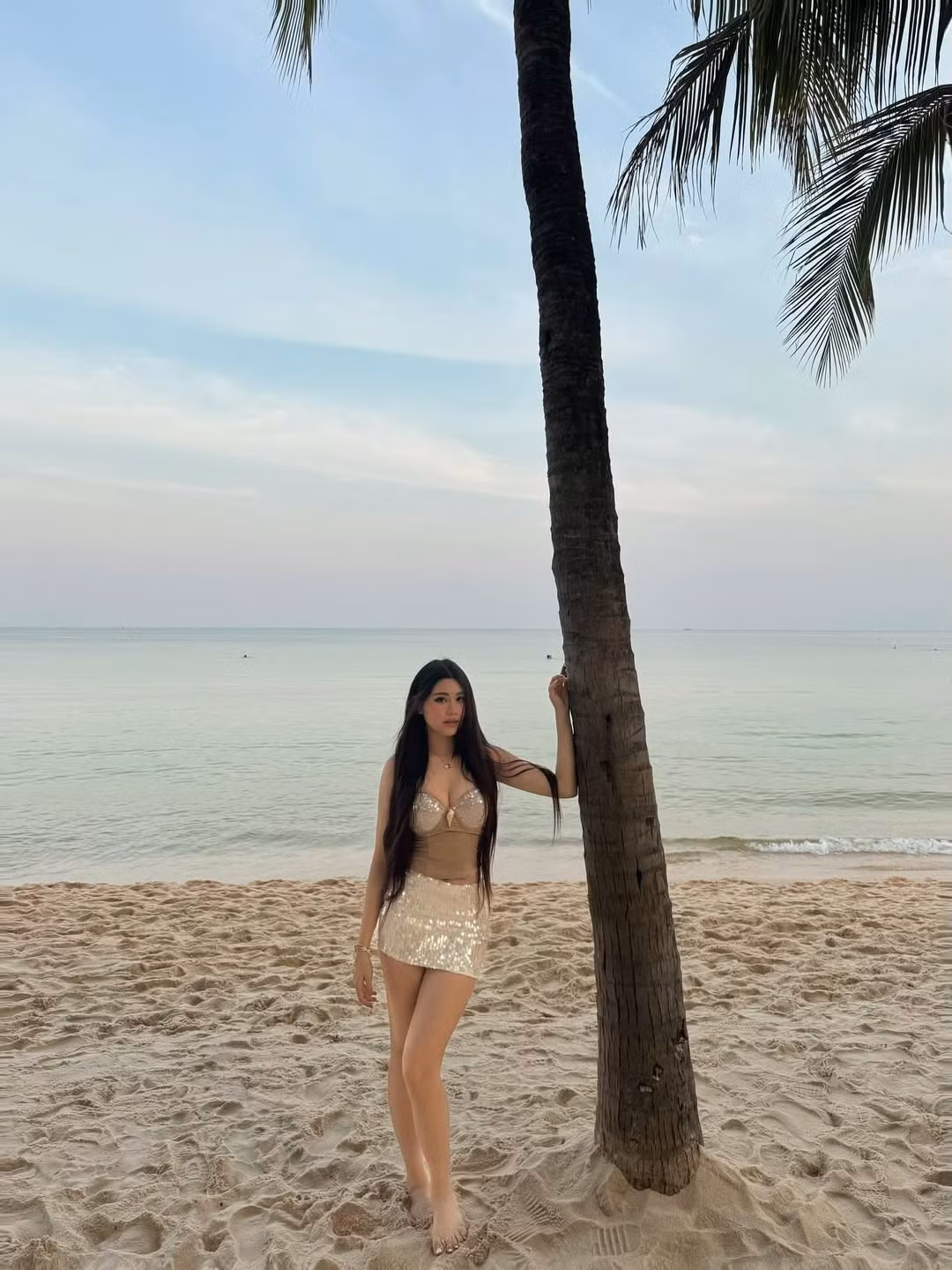 Trong ảnh, Hạt Dẻ gây ấn tượng với vóc dáng cao ráo, nhan sắc ngày càng sắc sảo cùng phong cách thời trang trưởng thành, cá tính.