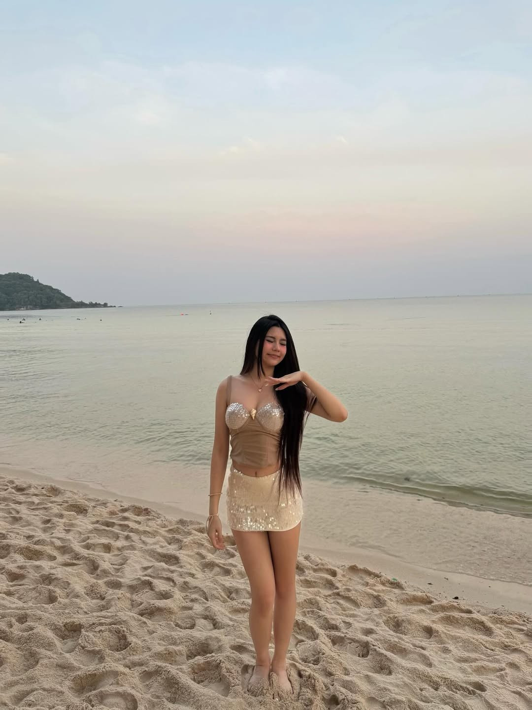 Bên cạnh đó, nhiều người cũng cho rằng loạt hình này của Hạt Dẻ dường như khác hẳn với trước đây. Cô nàng có phần tự tin, bớt rụt rè hơn nhiều so với trước.