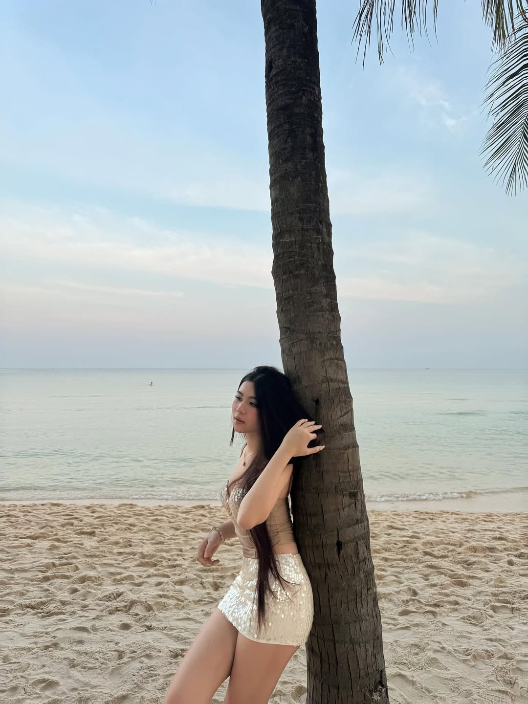 Không những thế, từ gương mặt đến vóc dáng, đặc biệt là đôi chân dài, chiều cao nổi bật của Hạt Dẻ khiến nhiều người phải ngưỡng mộ, thậm chí “xin vía”.