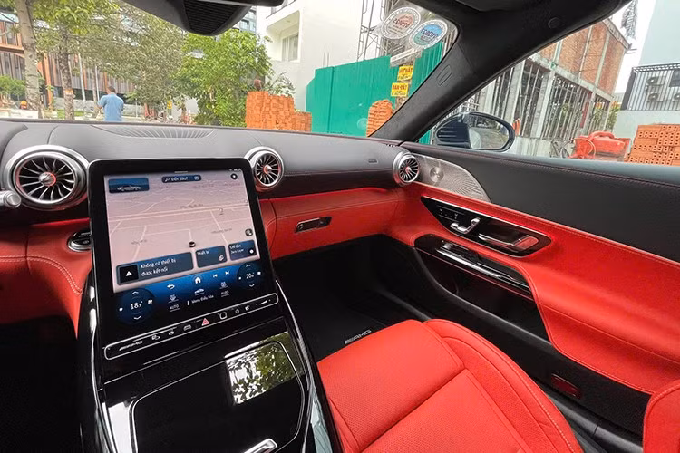 Chưa hết, Mercedes-AMG SL43 thế hệ thứ 7 còn sở hữu màn hình giải trí kích thước 11,9 inch, tích hợp đầy đủ các tính năng, giúp người sử dụng có thể tùy chỉnh, và ngoài ra, nó có thể thay đổi vị trí để chống chói. Màn hình sau tay lái dạng kỹ thuật số 12,3 inch.