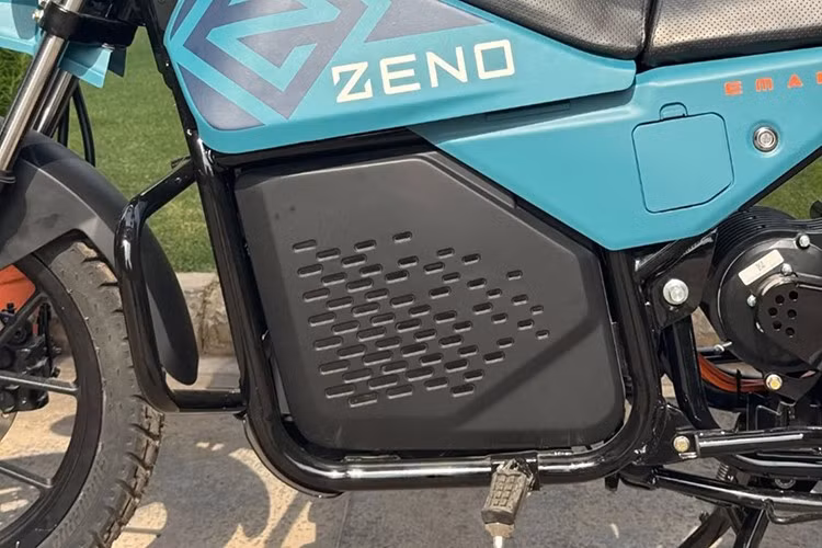 Đặc biệt, Zeno Emara còn có phiên bản ADVENTUROUS, dành riêng cho những ai thích khám phá và chinh phục địa hình. Phiên bản này có bộ phụ kiện bảo vệ khác biệt và được trang bị chế độ lái đặc biệt, giúp tối ưu mô-men xoắn cho điều kiện đường địa hình nhẹ.