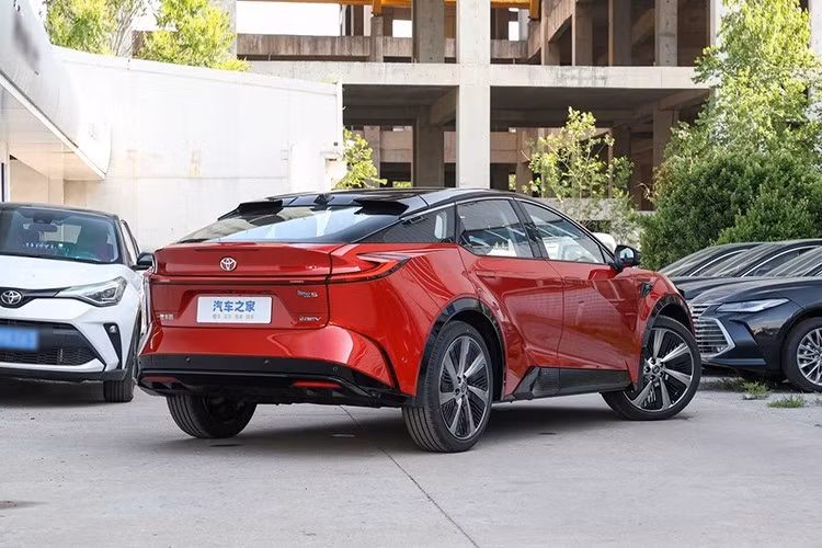 Điểm nhấn về ngoại hình của bZ5 là phần đầu xe lấy cảm hứng từ hình ảnh cá mập đầu búa, khác biệt và cá tính. Xe có kiểu dáng fastback thể thao, tay nắm cửa dạng ẩn cùng cụm đèn LED hiện đại.