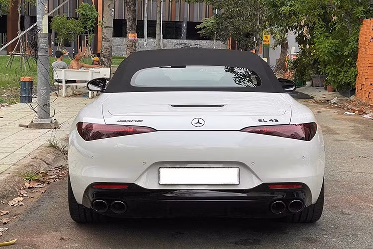 Các chế độ lái được điều chỉnh bằng núm xoay trên cần số, hệ thống tùy chỉnh âm thanh ống xả là những trang bị tiêu chuẩn, có trên chiếc xe thể thao mui trần Mercedes-AMG SL43 thế hệ thứ 7. Cửa gió điều hòa mô phỏng cánh quạt các máy bay chiến đấu.