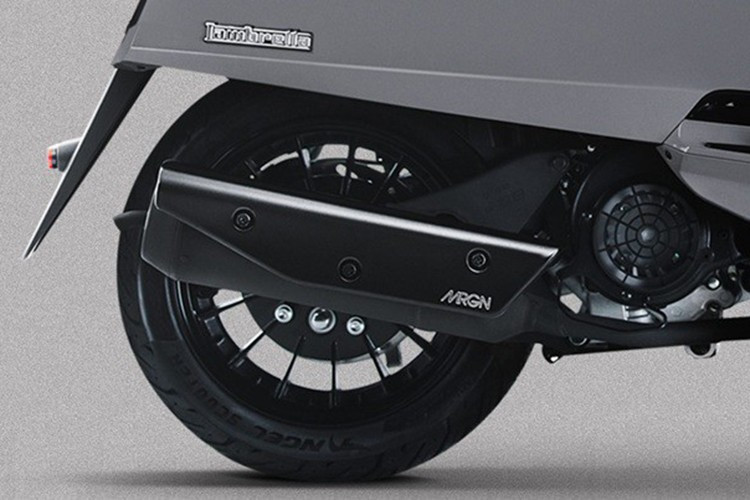 Dù thiết kế tổng thể mang phong cách cổ điển, nhưng trang bị của xe lại khá hiện đại. Xe sử dụng hệ thống đèn LED toàn bộ, màn hình hiển thị dạng hybrid – kết hợp giữa đồng hồ kim analog và màn hình LCD kỹ thuật số.