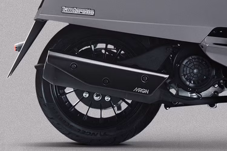 Dù thiết kế tổng thể mang phong cách cổ điển, nhưng trang bị của xe lại khá hiện đại. Xe sử dụng hệ thống đèn LED toàn bộ, màn hình hiển thị dạng hybrid – kết hợp giữa đồng hồ kim analog và màn hình LCD kỹ thuật số.