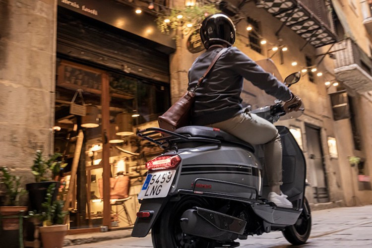 Hệ thống phanh là loại đĩa đơn trước sau, với hệ thống chống bó cứng phanh ABS chỉ áp dụng cho bánh trước. Xe sử dụng mâm đúc hợp kim 12 inch – một trong những điểm nhấn đáng chú ý.