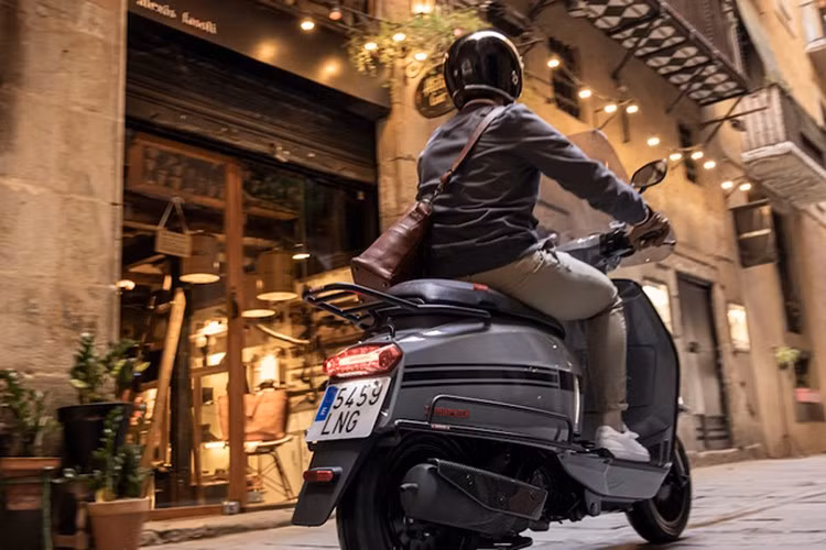 Hệ thống phanh là loại đĩa đơn trước sau, với hệ thống chống bó cứng phanh ABS chỉ áp dụng cho bánh trước. Xe sử dụng mâm đúc hợp kim 12 inch – một trong những điểm nhấn đáng chú ý.