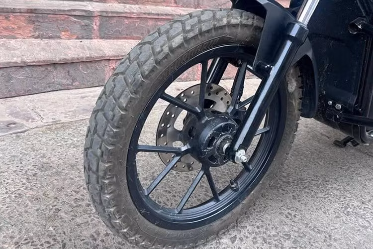 Xe có 4 chế độ lái, khả năng leo dốc lên đến 30 độ, sử dụng hệ truyền động bằng xích, và có tải trọng tối đa 250 kg (bao gồm người lái). Một số trang bị đáng chú ý khác gồm một màn hình hiển thị kích thước 6.3 inch.