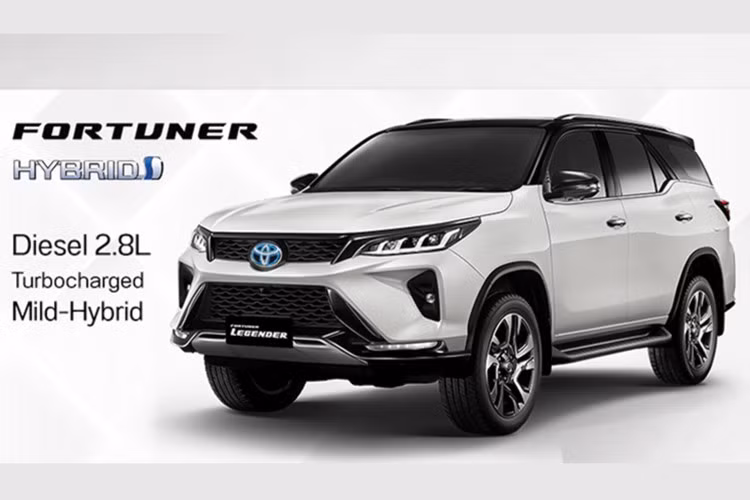 Fortuner bản hybrid sử dụng nhiều linh kiện tương đồng với Hilux, trong đó có động cơ dầu 2.8L, mô-tơ điện đồng bộ nam châm vĩnh cửu, pin lithium-ion 48V cùng bộ chuyển đổi điện DC-DC.