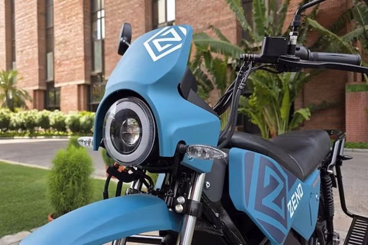 Mẫu xe đầu tiên mà Zeno giới thiệu chính là Zeno Emara, một chiếc xe máy điện thể thao dạng naked-bike, với thiết kế có phần lai với dòng xe địa hình. Chiếc xe chú trọng vào sự đơn giản, thực dụng nhưng vẫn tích hợp các công nghệ hiện đại, phù hợp với nhu cầu sử dụng hàng ngày.