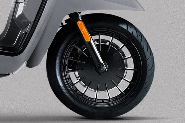 Xe sử dụng động cơ xi-lanh đơn, 4 kỳ, dung tích 124cc, làm mát bằng không khí. Công suất tối đa đạt 11 mã lực tại 8.500 vòng/phút, mô-men xoắn cực đại 10,3 Nm tại 6.500 vòng/phút. Xe được trang bị hộp số tự động CVT, rất phù hợp cho việc di chuyển trong đô thị lớn.