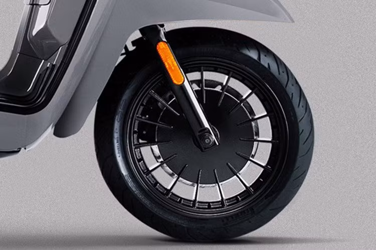 Xe sử dụng động cơ xi-lanh đơn, 4 kỳ, dung tích 124cc, làm mát bằng không khí. Công suất tối đa đạt 11 mã lực tại 8.500 vòng/phút, mô-men xoắn cực đại 10,3 Nm tại 6.500 vòng/phút. Xe được trang bị hộp số tự động CVT, rất phù hợp cho việc di chuyển trong đô thị lớn.