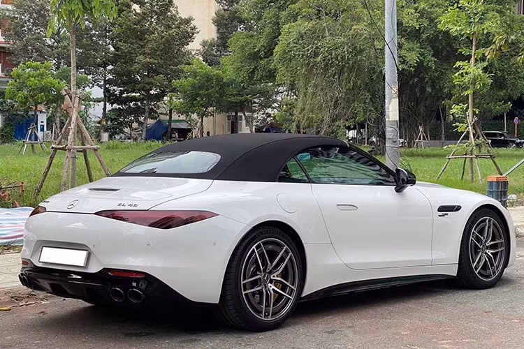 Mercedes-AMG SL43 thế hệ mới này được trang bị khối động cơ 4 xylanh, dung tích 2.0 lít, sẽ sản sinh ra công suất tối đa 375 mã lực tại tua máy 6.750 vòng/phút và mômen xoắn cực đại 480 Nm tại tua máy 3.250 - 5.000 vòng/phút.