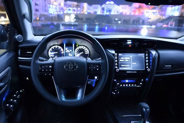 So với Hilux, mô-tơ điện của Fortuner có công suất nhỏ hơn một chút (Hilux đạt 12 kW). Nhờ hỗ trợ từ mô-tơ, người lái có thể cảm nhận độ mượt mà tốt hơn khi vận hành ở tốc độ thấp - nơi thường dễ xảy ra hiện tượng "hụt hơi" với các mẫu xe diesel truyền thống.