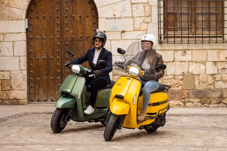 Lambretta V125 Special tại Nhật Bản có tới 5 lựa chọn màu sắc. Giá bán sau thuế tại Nhật là 580.000 yên - tương đương khoảng gần 105 triệu đồng khi quy đổi ra tiền Việt theo tỷ giá hiện tại.