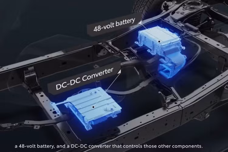 Toyota đã tính toán kỹ lưỡng khả năng bảo vệ hệ thống hybrid trong môi trường khắc nghiệt. Pin gồm 13 cell, trọng lượng khoảng 7 kg, được đặt dưới hàng ghế sau để tránh va đập và ngập nước. Bộ chuyển đổi điện DC-DC được bố trí trong cabin để tối ưu hóa độ bền.