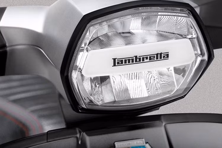 Tại Nhật Bản, hãng sẽ phân phối ba mẫu xe phân khúc khác nhau: V50, V125 và V200. Cả ba mẫu xe sẽ được phân phối chính thức, với nhiều tùy chọn màu sắc khác nhau để người tiêu dùng lựa chọn theo sở thích. Trong đó mẫu xe được nhiều người quan tâm chính là Lambretta V125 Special.