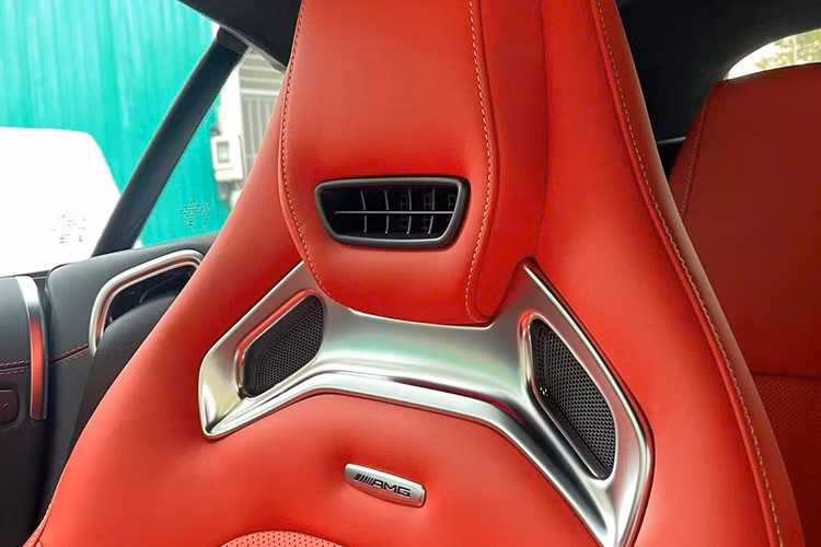 Thậm chí, người dùng có thể mở mui xe Mercedes-AMG SL43 ngay khi đang chạy, nhưng tốc độ tối đa được hãng xe sang Đức khuyến cáo chỉ nên dưới 60 km/h, rất ấn tượng so với nhiều hãng khuyên khách chỉ chạy dưới 50 km/h.