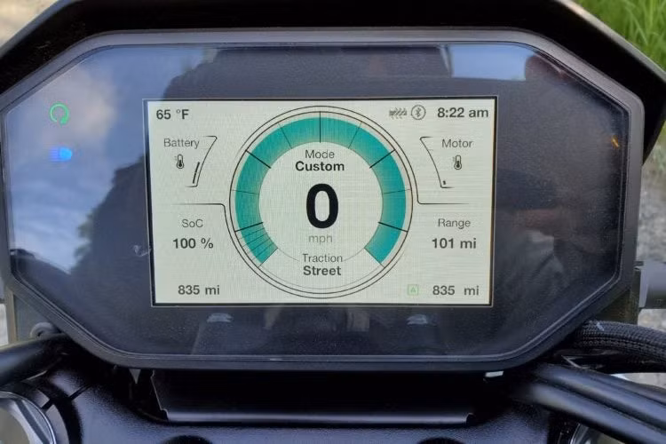 Mẫu xe môtô điện Zeno Emara được trang bị động cơ điện có công suất tối đa 10.7 mã lực, đạt tốc độ tối đa 90 km/h, tương đương với xe máy động cơ xăng dung tích 125cc.