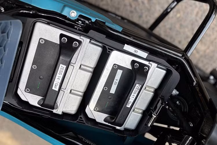 Xe sử dụng pin 4kWh, cho quãng đường di chuyển lên đến 100km mỗi lần sạc. Tuy nhiên, theo thử nghiệm thực tế của truyền thông Ấn Độ, xe có thể chạy khoảng 80km mỗi lần sạc trên địa hình pha lẫn đường bằng và dốc, một con số khá ấn tượng.