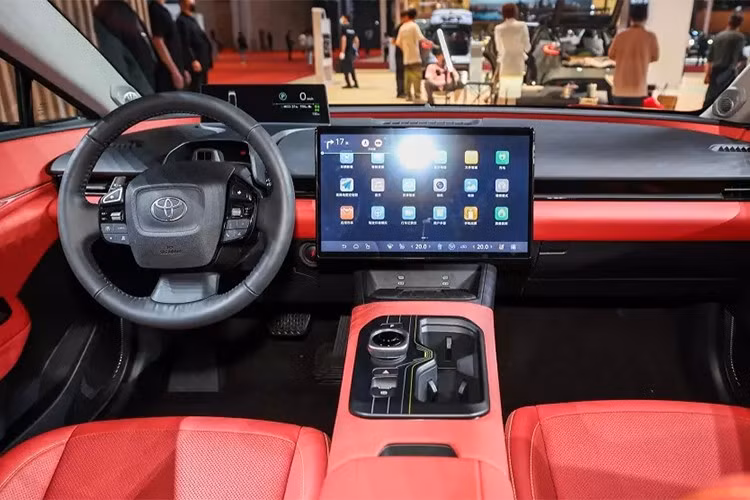 Nội thất được thiết kế theo triết lý tối giản, hiện đại, nổi bật với màn hình trung tâm nổi 15,6 inch và bảng đồng hồ kỹ thuật số LCD. Xe trang bị cửa sổ trời toàn cảnh rộng 1,44 m², hệ thống đèn LED nội thất 256 màu...