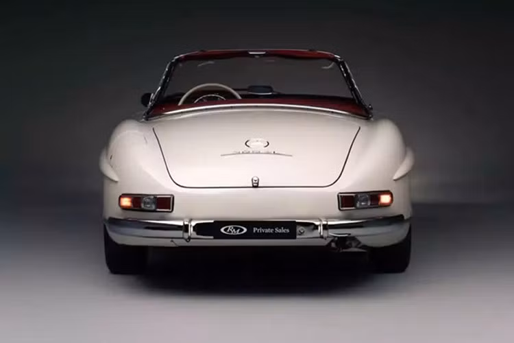 Chiếc 300 SL vẫn giữ nguyên mui cứng nguyên bản , sách hướng dẫn sử dụng trong tập gốc, bộ hành lý hai món, bộ dụng cụ bao gồm kích và lốp dự phòng, cùng một vài giải thưởng gắn liền với tên xe. Tất cả những điều này khẳng định sự chăm chút tỉ mỉ mà chiếc Roadster đặc biệt này đã được gìn giữ trong hơn nửa thế kỷ.