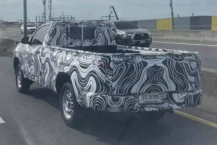 Ngoài ra, bản vẽ trước đây còn gợi ý Hilux mới có bậc bước lên thùng xe, chi tiết vốn đã trở thành điểm mạnh của đối thủ Ford Ranger, nhưng hiện vẫn chưa lộ diện trên các ảnh chạy thử do lớp ngụy trang che phủ.