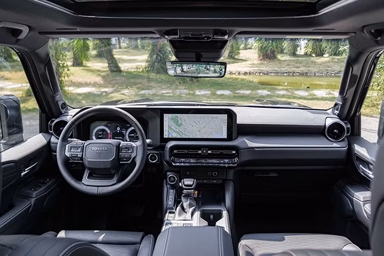 Chưa rõ không gian mở phía trước cần số được sử dụng để làm gì. Nhưng có thể là một hộc đựng đồ. Việc tập trung cải thiện nội thất có thể khiến những thị trường coi trọng tính thực dụng của Hilux thất vọng, nhưng có thể là tin vui với những thị trường trọng thẩm mỹ và tiện nghi như Việt Nam.