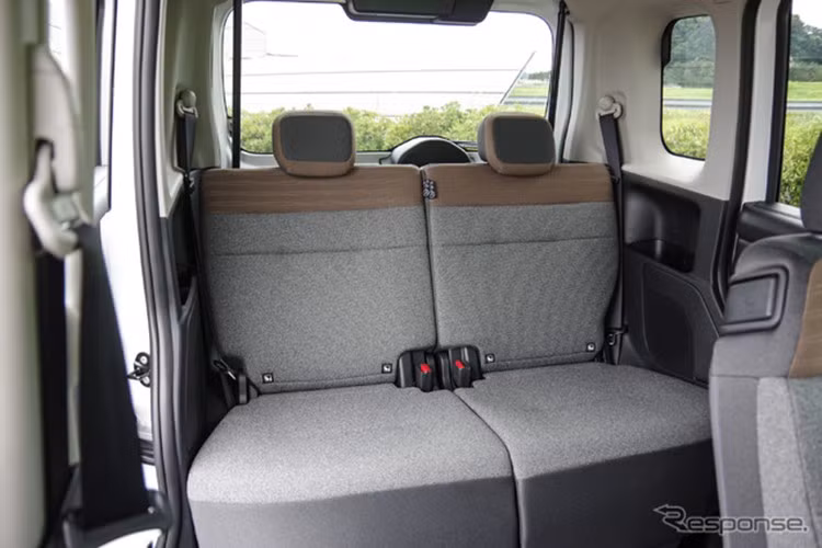 Chưa dừng ở đó, Nissan Roox 2025 còn có hệ thống quan sát 3D tiêu chuẩn cùng loạt công nghệ an toàn tiên tiến như hệ thống trợ lái ProPILOT, phanh khẩn cấp thông minh, cảnh báo &amp; can thiệp điểm mù thông minh hay hệ thống cảnh báo phương tiện cắt ngang phía sau.