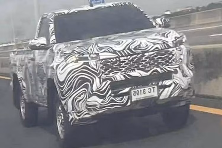 Kích thước tổng thể của Toyota Hilux mới dự kiến sẽ tương đương với phiên bản hiện hành, nhỏ hơn so với Ford Ranger và Kia Tasman. Thùng xe cũng có kích thước tương tự, không đủ rộng để đặt vừa một pallet gỗ kê hàng tiêu chuẩn của Úc giữa hai vòm bánh xe.