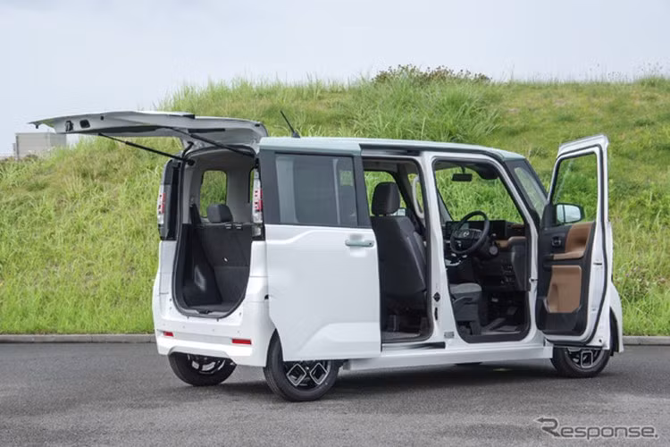 Khi mua Nissan Roox 2025, khách hàng Nhật Bản có nhiều lựa chọn cá nhân hóa như 17 màu sơn khác nhau, bao gồm 6 tùy chọn hai tông màu và 7 màu đơn sắc, áp dụng cho cả bản Standard tiêu chuẩn cũng như Highway STAR thể thao.