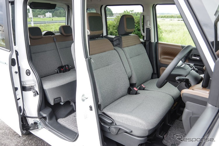 Đặc biệt, đây là phiên bản hiện đại nhất từ trước đến nay của dòng Nissan Roox. Có thể thấy điều này qua những trang bị như màn hình thông tin giải trí dạng cảm ứng 12,3 inch. Đây là màn hình cảm ứng trung tâm lớn nhất từng có trên một mẫu xe kei car tại thị trường Nhật Bản, tương tự người anh em Mitsubishi Delica Mini.