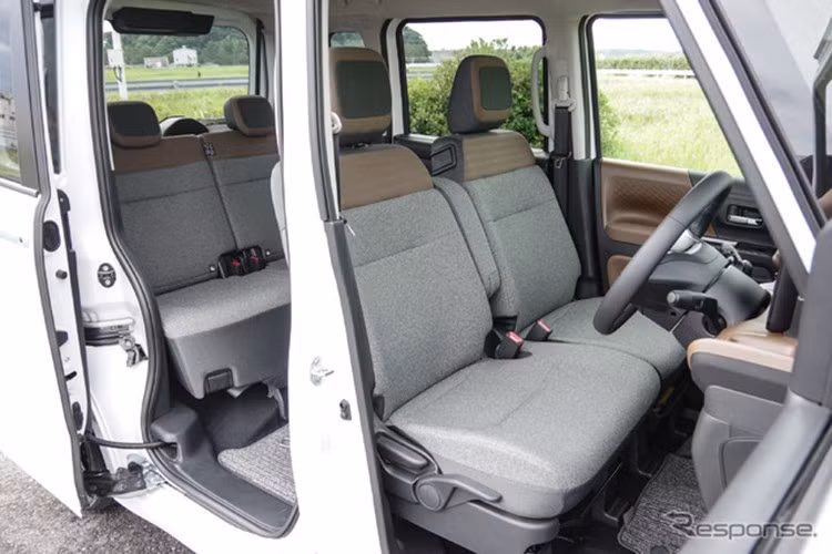 Đặc biệt, đây là phiên bản hiện đại nhất từ trước đến nay của dòng Nissan Roox. Có thể thấy điều này qua những trang bị như màn hình thông tin giải trí dạng cảm ứng 12,3 inch. Đây là màn hình cảm ứng trung tâm lớn nhất từng có trên một mẫu xe kei car tại thị trường Nhật Bản, tương tự người anh em Mitsubishi Delica Mini.