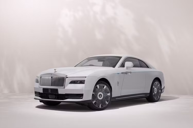 Trong tiếng Ý, Primavera có nghĩa là “mùa xuân”. Từ nguồn cảm hứng đó, Rolls-Royce Spectre Primavera sở hữu những chi tiết Bespoke gợi lên cảm xúc đặc trưng của mùa xuân: nhẹ nhàng, tươi mới và tràn đầy hy vọng.