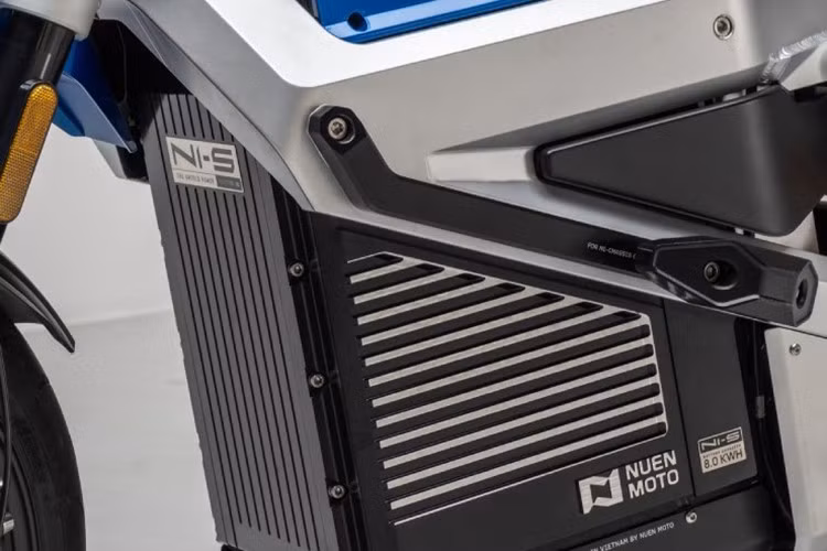 Về hiệu năng, N1-S trang bị động cơ điện đặt giữa và dẫn động bằng xích (sên), cho công suất tối đa hơn 32 mã lực (24 kW), còn công suất danh định của mô-tơ là 12 kW. Vận tốc tối đa được giới hạn ở mức 130 km/h. Xe có 3 chế độ lái Eco - Normal - Sport, ga tự động Cruise Control và tích hợp chức năng hỗ trợ lùi để người lái dễ dàng di dời xe ở không gian hẹp.