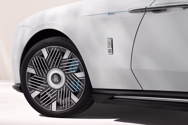 Đi cùng đó là bộ mâm hợp kim 23-inch hoàn toàn mới, lấy cảm hứng từ dáng hình một bông hoa vừa hé nở. Từng chi tiết đều được khắc họa tỉ mỉ, tái hiện sức sống căng tràn của thiên nhiên và gợi nhớ đến những cánh hoa đang nở rộ đón ánh mùa xuân.