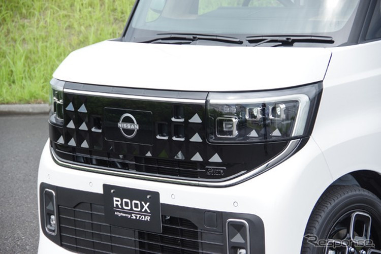 Câu chuyện tương tự cũng diễn ra ở bên sườn xe. Tại đây, toàn bộ thân vỏ đều được làm mới. Nissan Roox 2025 mới vẫn giữ lại cửa trượt phía sau - một tính năng thực dụng vốn đã có từ thế hệ cũ.