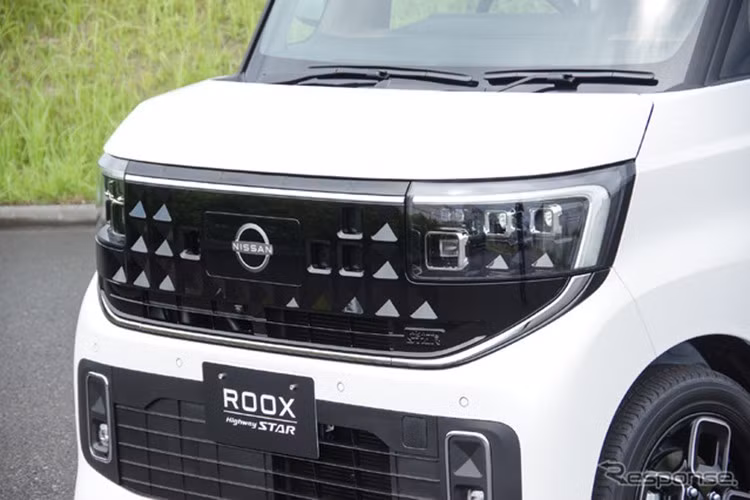 Câu chuyện tương tự cũng diễn ra ở bên sườn xe. Tại đây, toàn bộ thân vỏ đều được làm mới. Nissan Roox 2025 mới vẫn giữ lại cửa trượt phía sau - một tính năng thực dụng vốn đã có từ thế hệ cũ.