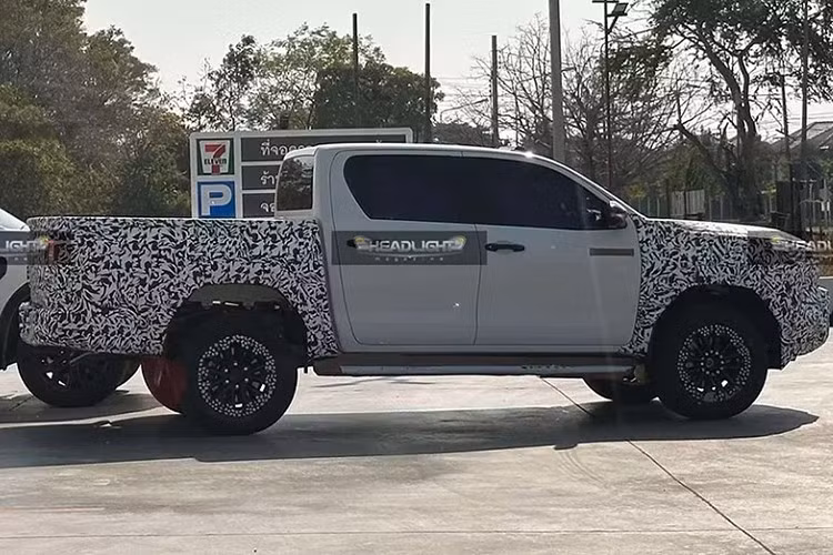 Nội thất được dự báo là nơi tập trung nhiều cải tiến nhất. Các bản vẽ rò rỉ từ Headlight Magazine (Thái Lan) cho thấy cabin sẽ có màn hình lớn hơn, thêm hộc chứa đồ, bảng táp-lô và cửa gió điều hòa thiết kế mới. Đáng chú ý, cần số lấy cảm hứng từ mẫu LandCruiser Prado.