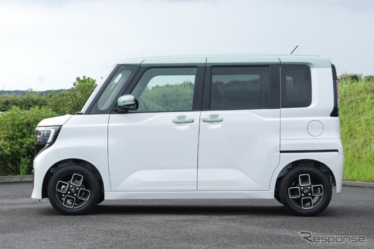 Nissan Roox thế hệ thứ tư tiếp tục mang trên mình ngoại hình nhỏ nhắn, vuông vức và đáng yêu vốn là đặc trưng của dòng xe kei car nổi tiếng tại Nhật Bản. Xe được thiết kế để tối đa hóa không gian nội thất trong khi vẫn tuân thủ quy định khắt khe của phân khúc xe siêu nhỏ.