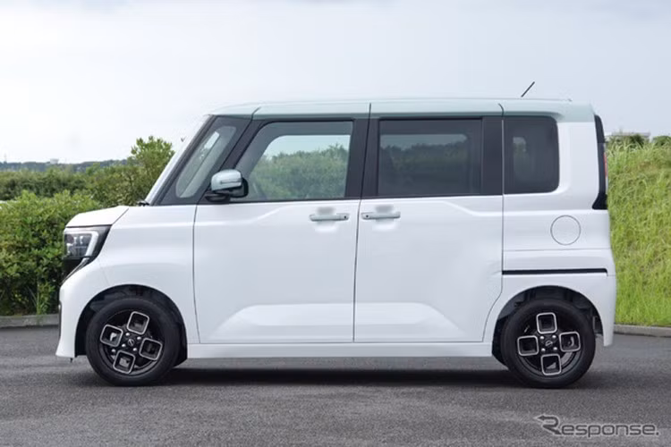 Nissan Roox thế hệ thứ tư tiếp tục mang trên mình ngoại hình nhỏ nhắn, vuông vức và đáng yêu vốn là đặc trưng của dòng xe kei car nổi tiếng tại Nhật Bản. Xe được thiết kế để tối đa hóa không gian nội thất trong khi vẫn tuân thủ quy định khắt khe của phân khúc xe siêu nhỏ.